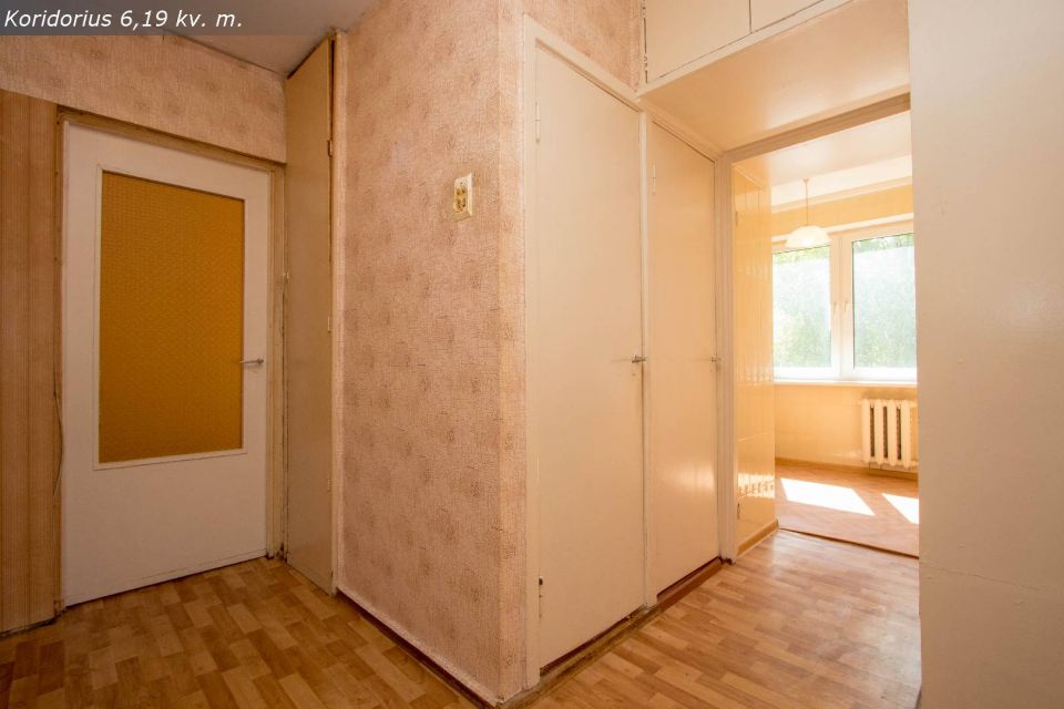 Gera kaina!!! Ramioje vietoje, prie beržyno parduodamas 3 kambarių butas Respublikos g. 27, N. Akmenėje, Akmenės r.