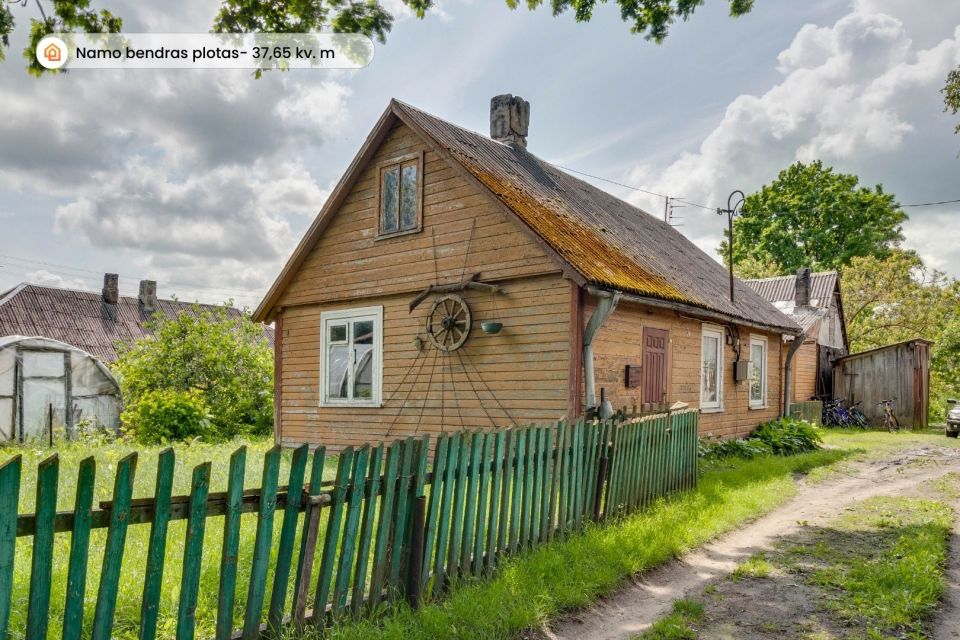 Šalia Radviliškio centro parduodamas kompaktiškas rąstinis  namas,  P. Eimučio g. 3A