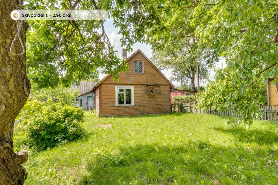 Šalia Radviliškio centro parduodamas kompaktiškas rąstinis  namas,  P. Eimučio g. 3A