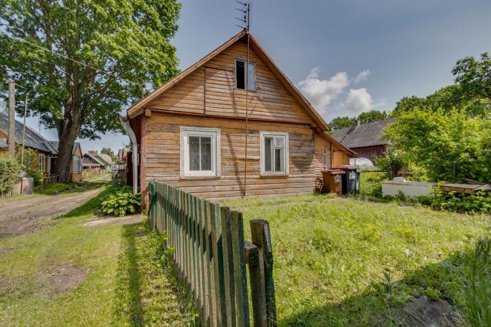 Šalia Radviliškio centro parduodamas kompaktiškas rąstinis  namas,  P. Eimučio g. 3A