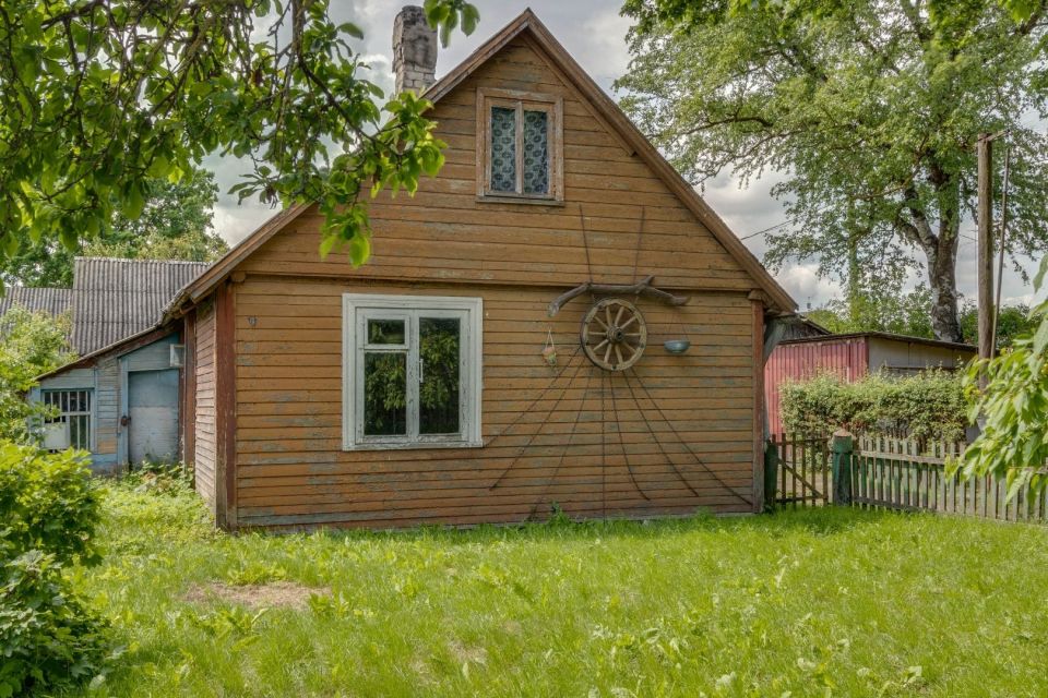 Šalia Radviliškio centro parduodamas kompaktiškas rąstinis  namas,  P. Eimučio g. 3A