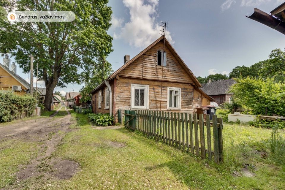 Šalia Radviliškio centro parduodamas kompaktiškas rąstinis  namas,  P. Eimučio g. 3A