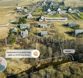 Išskirtinėje vietoje, ant upės kranto parduodama sodyba su 25,35 arų sklypu, Telšiu rajone, Kaunatavoje, Dvaro g. 3