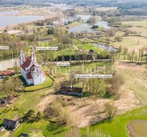 Kurtuvėnų miestelio &scaron;irdyje, i&scaron;skirtinėje vietoje, &scaron;alia Kurtuvėnų bažnyčios, parduodamas 26,62 arų sklypas.