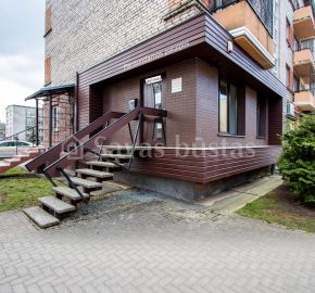 Miesto centre parduodamos įrengtos komercinės paskirties patalpos, kurių bendras plotas yra 27,66 kv. m. Dvaro g. 48, Šiauliuose.