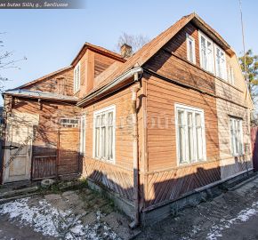 Netoli Kauno miesto centro, parduodamas nedidelis, 26 kv. m., butas mediniame name Siūlų g., Šančiuose.