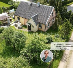 Parduodama įrengta rąstinio namo dalis 42,23 kv. m ploto su sklypo dalimi Radvili&scaron;kyje, Dariaus ir Girėno g. 102.