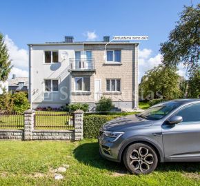 Parduodama ½ (pusė) mūrinio namo dalis su 8,32 arų (iš bendro 15,57 a.) sklypu Užuovėjos g. 8, Ginkūnų k., Šiaulių r.