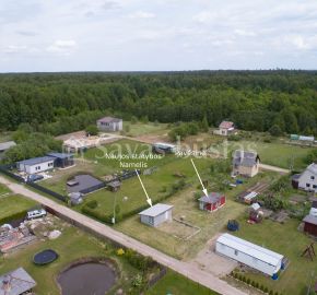 Parduodamas 5,86 arų sodo sklypas su pamatu tinkamu gyvenamojo namo statybai Janališkių k. Baltalksnių alėja 7.