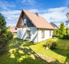 Parduodamas kompakti&scaron;kas gyvenamasis namas su 9,71 aro žemės sklypu Nepriklausomybės g. 31, Kelmėje.