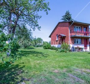 Parduodamas sklypas su mūriniu dviejų aukštų sodo namu adresu: Panevėžio r. Daukniškiai, Akacijų alėja 10.