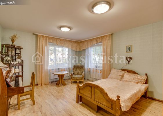 Parduodama namo dalis su įrengta mansarda, ūkiniais pastatais ir žemės sklypu Telšių r., Tryškių mstl., Klaipėdos g.