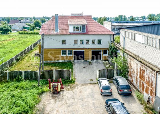 Administracinis pastatas su pagalbinėmis ir gyvenamosiomis patalpomis Plungės r., Kulių sen., Kumžaičių k., Laukų g.