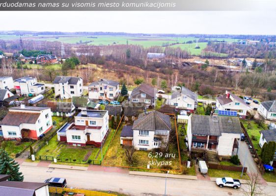 Anykščių mieste, Švyturio g. parduodamas dviejų aukštų gyvenamasis namas su rūsiu ir 6,29 arų namų valdos sklypu