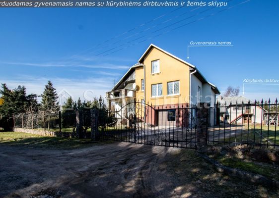 Gyvenamasis namas su kūrybinėmis dirbtuvėmis ir žemės sklypu Liepų g., Ryškėnai, Telšių r.