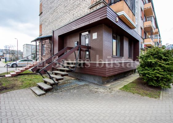 Miesto centre parduodamos įrengtos komercinės paskirties patalpos, kurių bendras plotas yra 27,66 kv. m. Dvaro g. 48, Šiauliuose.