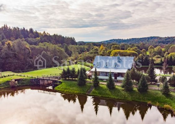 Miško ir vandens telkinių apsuptyje mūrinė sodyba su 74,82 arų žemės sklypu, Kelmės r., Deivių k.