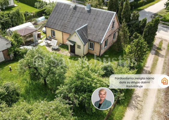 Parduodama įrengta rąstinio namo dalis 42,23 kv. m ploto su sklypo dalimi Radvili&scaron;kyje, Dariaus ir Girėno g. 102.