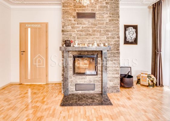 Parduodamas erdvus, mūrinis namas su 29,30 arų žemės sklypu Pievų g., Tytuvėnuose