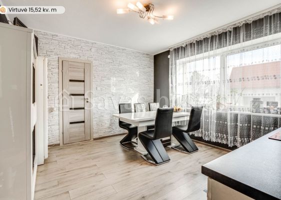 Parduodamas erdvus, mūrinis namas su 29,30 arų žemės sklypu Pievų g., Tytuvėnuose