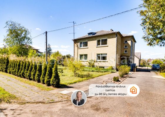 Parduodamas erdvus, mūrinis namas su 38 arų žemės sklypu Parko g., Skaistgirio mstl., Joniškio r.