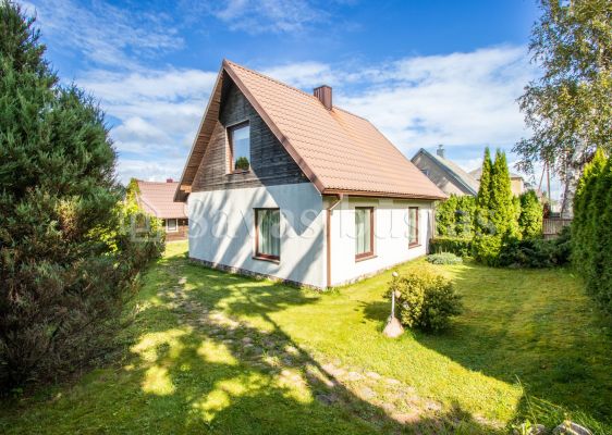 Parduodamas kompakti&scaron;kas gyvenamasis namas su 9,71 aro žemės sklypu Nepriklausomybės g. 31, Kelmėje.