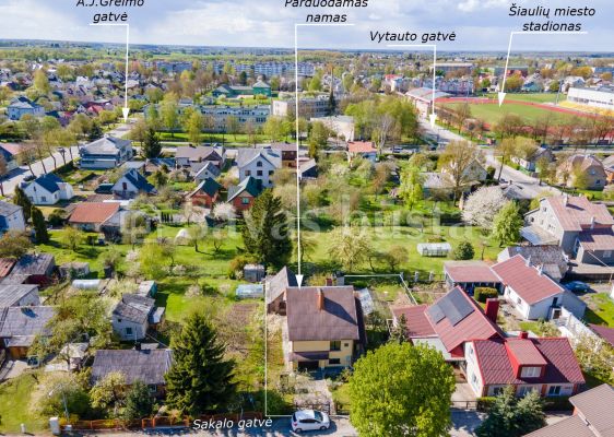 Parduodamas miesto centre bet ramioje vietoje mūrinis namas su sklypu Sakalo g. 4A, Šiauliai