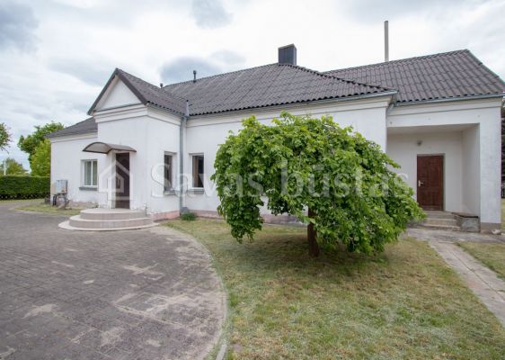 Parduodamas po rekonstrukcijos mūrinis namas Naujojoje Akmenėje, Taikos g.
