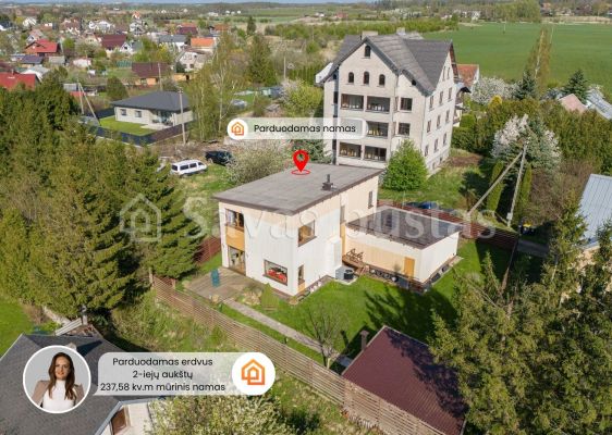 Parduodamas puikiai išlaikytas, erdvus ir itin kokybiškai įrengtas namas su terasa ir garažu įsikūręs ramioje ir patogioje vietoje – Kalotėje, Karklų g. 4., Klaipėdos r.sav