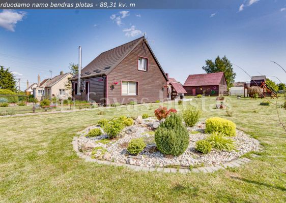Parduodamas puikiai prižiūrėtas namas su 17,00 arų sklypu Šedbarų k., Kelmės r.