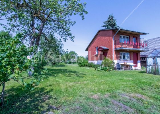 Parduodamas sklypas su mūriniu dviejų aukštų sodo namu adresu: Panevėžio r. Daukniškiai, Akacijų alėja 10.