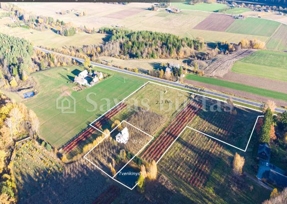 Prienų rajone, Žvyrynų k., šalia miško parduodamas mūrinis namas su 2,5 ha., žemės sklypu.