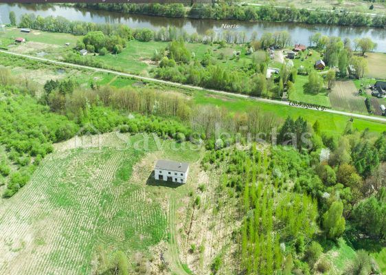 Šalia Jonavos miesto, ramioje vietoje parduodama sodyba su 1,34 ha žemės ūkio paskirties sklypu ir nebaigtos statybos namu, Laukagalių k., Jonavos r.