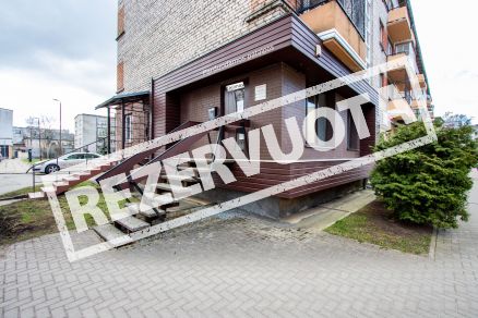 Miesto centre parduodamos įrengtos komercinės paskirties patalpos, kurių bendras plotas yra 27,66 kv. m. Dvaro g. 48, Šiauliuose.
