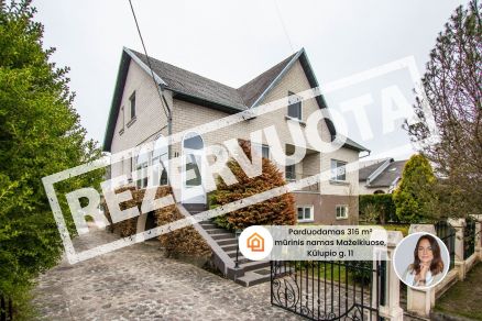 Parduodamas erdvus, pilnai įrengtas 316 m&sup2; ploto, 2 auk&scaron;tų mūrinis gyvenamasis namas su pusrūsiu ir ūkiniais pastatais Mažeikiuose, Kūlupio g.