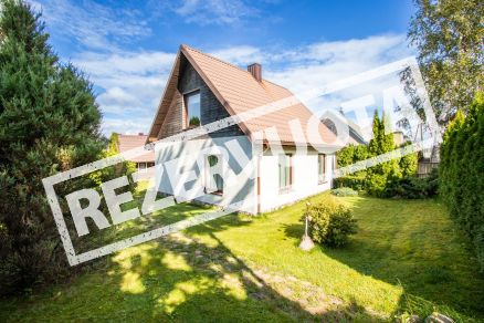 Parduodamas kompakti&scaron;kas gyvenamasis namas su 9,71 aro žemės sklypu Nepriklausomybės g. 31, Kelmėje.