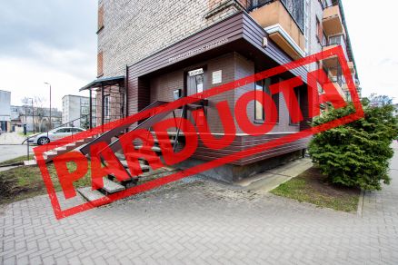 Miesto centre parduodamos įrengtos komercinės paskirties patalpos, kurių bendras plotas yra 27,66 kv. m. Dvaro g. 48, &Scaron;iauliuose.