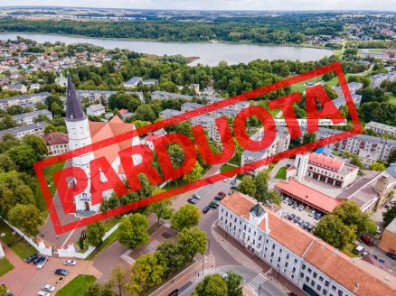Miesto centre, prie Šiaulių katedros parduodamas išskirtinai ir kokybiškai suremontuotas, šiuolaikinio interjero 2 kambarių butas, Aušros tak. 4, Šiauliuose.