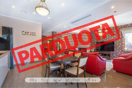 Parduodamas puikiai i&scaron;laikytas, erdvus ir itin kokybi&scaron;kai įrengtas namas su terasa ir garažu įsikūręs ramioje ir patogioje vietoje &ndash; Kalotėje, Karklų g. 4., Klaipėdos r.sav