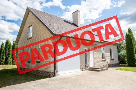 Parduodamas tvarkingas, pilnai įrengtas mūrinis namas Ukmergės g. 93, Šiauliai.