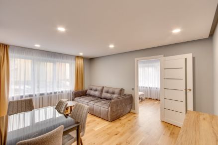 Išnuomojamas naujai suremontuotas 2 kambarių butas Vilniaus g. 121, Šiauliuose.