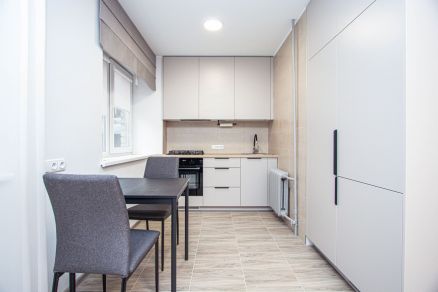Išnuomojamas miesto centre pilnai įrengtas 2 kambarių butas, Vasario 16-osios g. 31, Šiauliuose