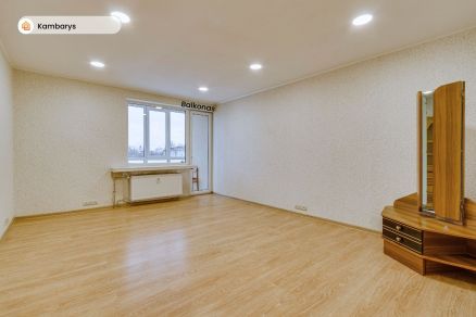 Parduodamas erdvus 3 kambarių butas renovuotame name Telšiuose, Karaliaus Mindaugo g. 32