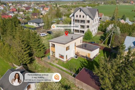 Parduodamas puikiai išlaikytas, erdvus ir itin kokybiškai įrengtas namas su terasa ir garažu įsikūręs ramioje ir patogioje vietoje – Kalotėje, Karklų g. 4., Klaipėdos r.sav