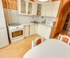 Išnuomojamas tvarkingas ir švarus 3 kambarių butas Dainų g. 104, Šiauliuose.