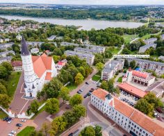 Miesto centre, prie Šiaulių katedros parduodamas išskirtinai ir kokybiškai suremontuotas, šiuolaikinio interjero 2 kambarių butas, Aušros tak. 4, Šiauliuose.