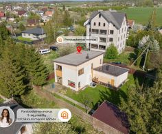 Parduodamas puikiai išlaikytas, erdvus ir itin kokybiškai įrengtas namas su terasa ir garažu įsikūręs ramioje ir patogioje vietoje – Kalotėje, Karklų g. 4., Klaipėdos r.sav