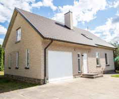 Parduodamas tvarkingas, pilnai įrengtas mūrinis namas Ukmergės g. 93, Šiauliai.